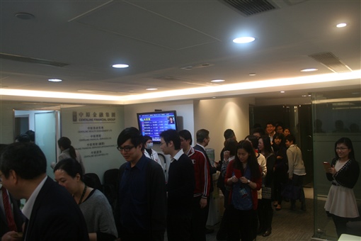 圖3:團拜當日，同事們排成一線，長長人龍，場面墟冚。