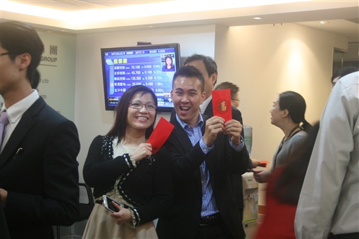 圖5:收到利是的同事們都好開心啊！