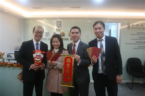 圖7:接過利是，大家都工作順利！羊年大吉！