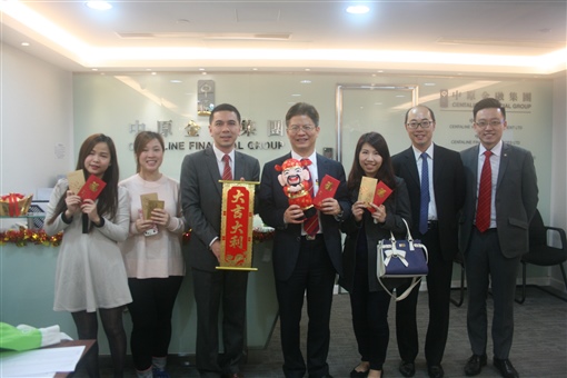 圖8:派利是的老闆們開心，收利是的同事們更高興！